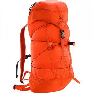 New Arcteryx Cierzo 25 lightweight compressible water resistant hiking backpack